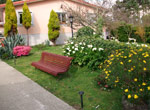 Banco para relajarse en los jardines de la Residencia La Paz